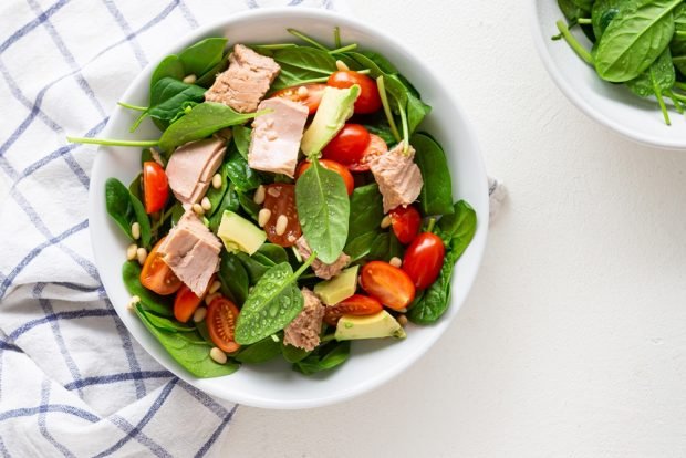 Салат зі шпинатом і тунцем – простий і смачний рецепт, як приготувати покроково