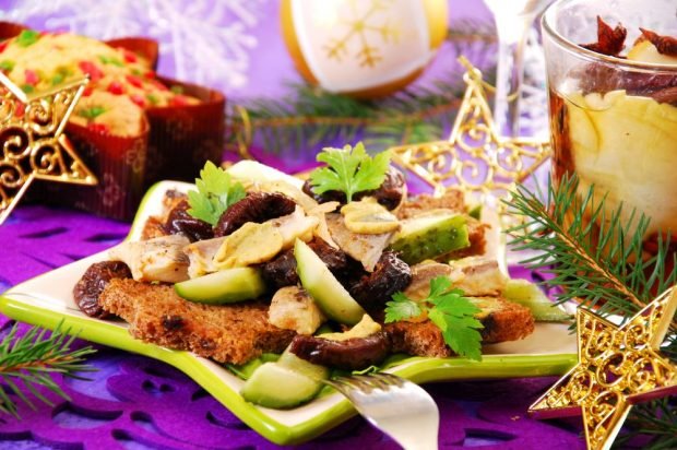 Салат з оселедця, огірків, чорносливу і сухариків – простий і смачний рецепт, як приготувати покроково