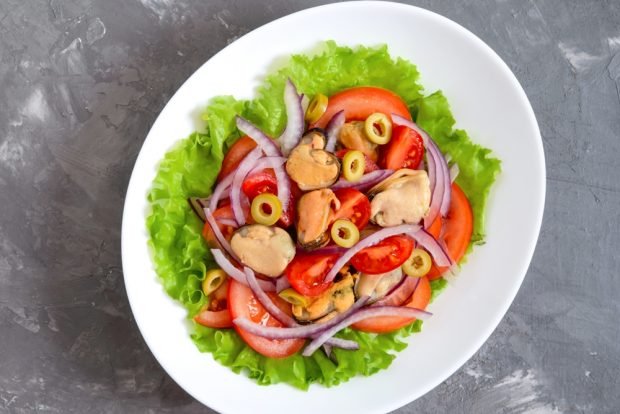 Салат з маринованими мідіями і оливками – простий і смачний рецепт, як приготувати покроково