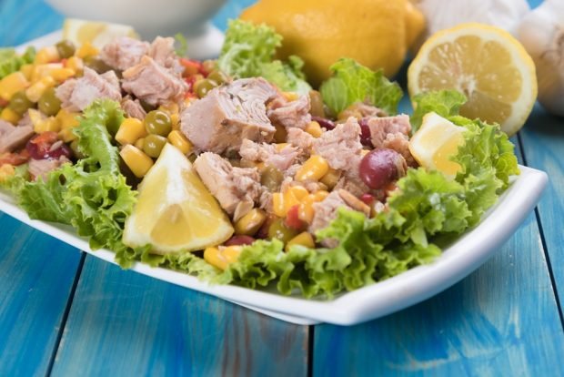 Салат з рибою, кукурудзою і горошком – простий і смачний рецепт, як приготувати покроково