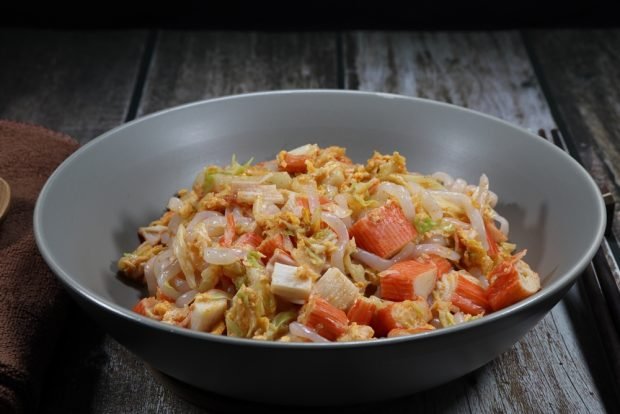 Крабовий салат з пекінською капустою і рисовою локшиною – простий і смачний рецепт, як приготувати покроково