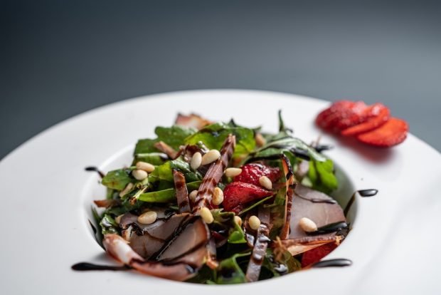 Салат з руколою і шинкою – простий і смачний рецепт, як приготувати покроково