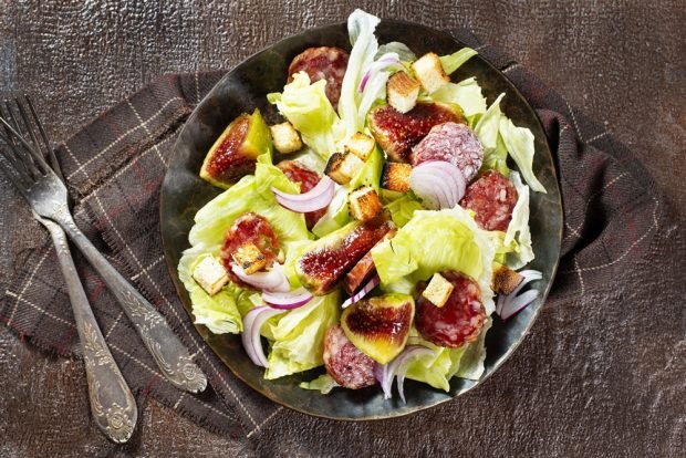 Салат з копченою ковбасою і інжиром – простий і смачний рецепт, як приготувати покроково