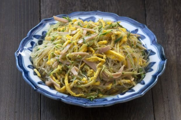 Азіатський салат з фунчози, омлету, сосисок і огірків – простий і смачний рецепт, як приготувати покроково