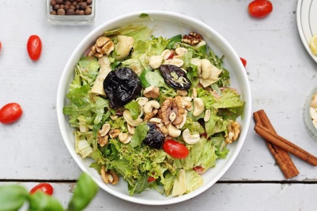 Легкий салат з горіхами і чорносливом – простий і смачний рецепт, як приготувати покроково