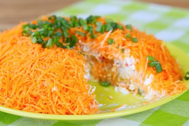 Крабовий салат під морквяної шубою – простий і смачний рецепт, як приготувати покроково