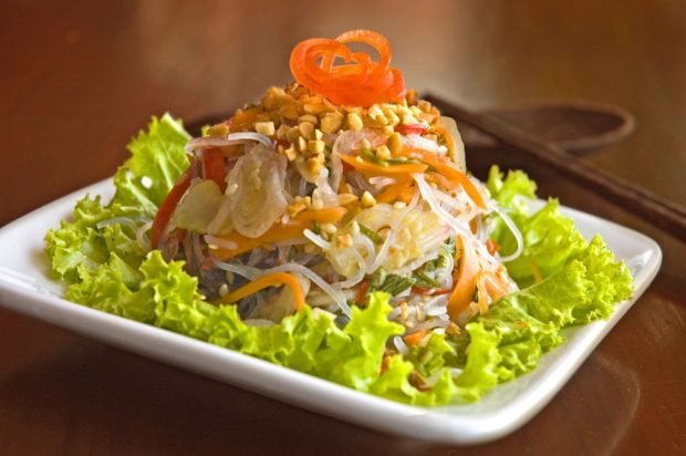 В'єтнамський салат з фунчози і овочів – простий і смачний рецепт, як приготувати покроково