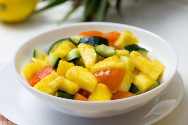 Салат з ананаса, огірків і помідорів – простий і смачний рецепт, як приготувати покроково