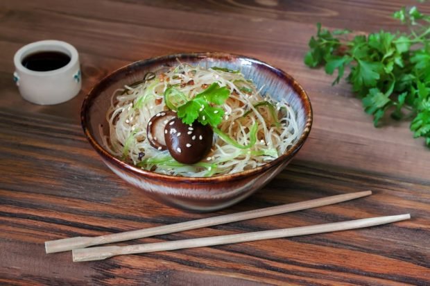 Салат з фунчозою, шиітаке і овочами – простий і смачний рецепт, як приготувати покроково