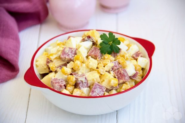 Салат з копченою ковбасою і яйцями – простий і смачний рецепт з фото (покроково)