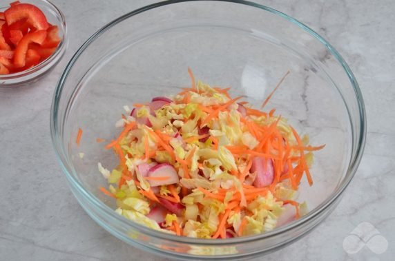 Салат из пекинской капусты с болгарским перцем и морковью – фото приготовления рецепта, шаг 4