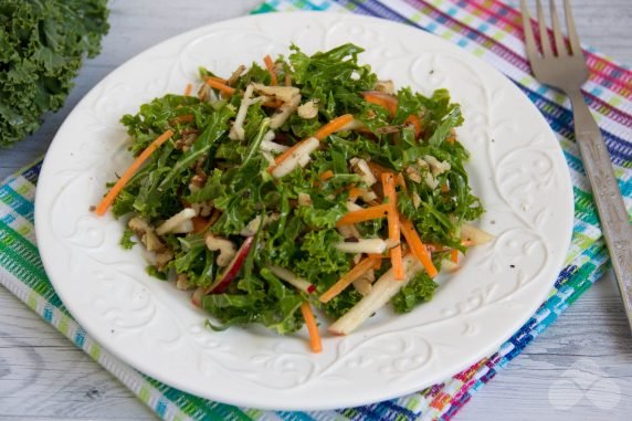 Салат из кудрявой капусты, яблок и моркови – фото приготовления рецепта, шаг 3