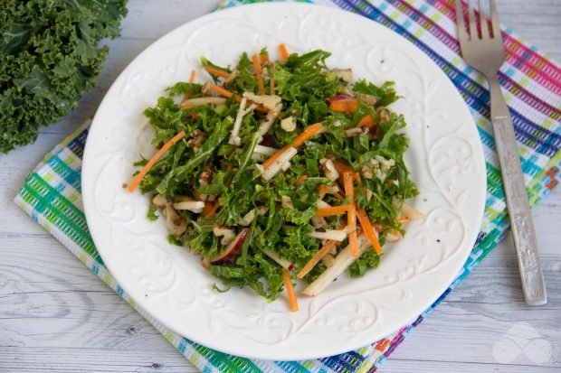 Салат з кучерявої капусти, яблук і моркви – простий і смачний рецепт з фото (покроково)