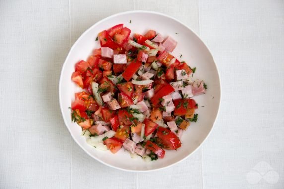 Салат с помидорами и ветчиной – фото приготовления рецепта, шаг 2