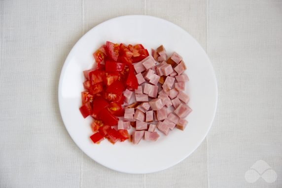 Салат с помидорами и ветчиной – фото приготовления рецепта, шаг 1