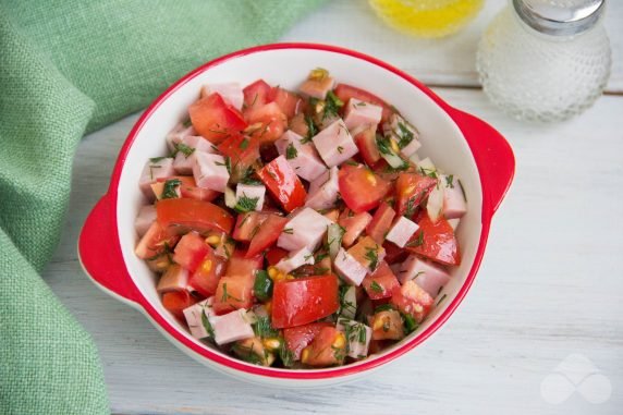 Салат с помидорами и ветчиной – фото приготовления рецепта, шаг 3
