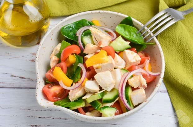 М'ясний салат з куркою, шпинатом і овочами – простий і смачний рецепт з фото (покроково)