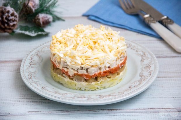 Слоеный салат с курицей и маринованными грибами