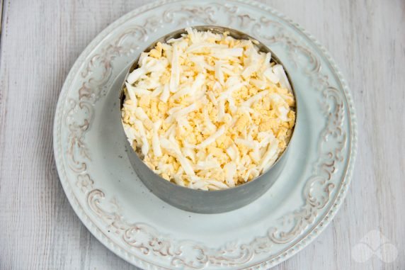 Слоеный салат с курицей и маринованными грибами – фото приготовления рецепта, шаг 5