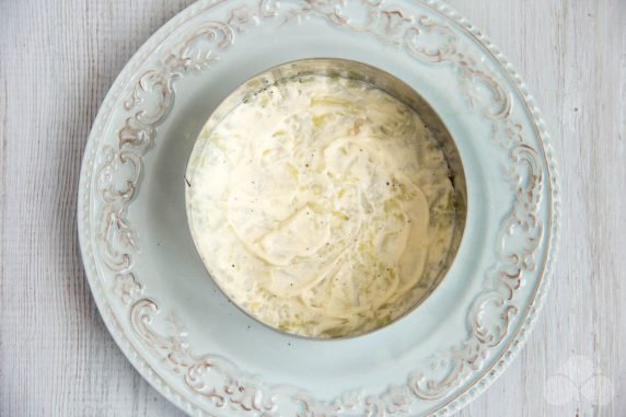 Слоеный салат с курицей и маринованными грибами – фото приготовления рецепта, шаг 3