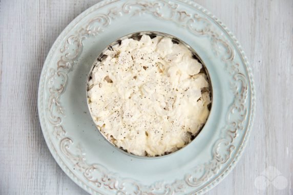 Слоеный салат с курицей и маринованными грибами – фото приготовления рецепта, шаг 4