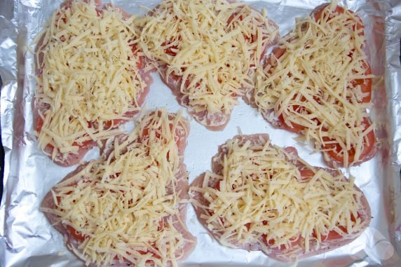 Отбивные из индейки с помидорами и сыром в духовке – фото приготовления рецепта, шаг 7