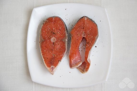 Стейки из красной рыбы в духовке – фото приготовления рецепта, шаг 3