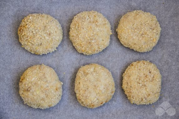 Куриные котлеты в панировке в духовке – фото приготовления рецепта, шаг 4