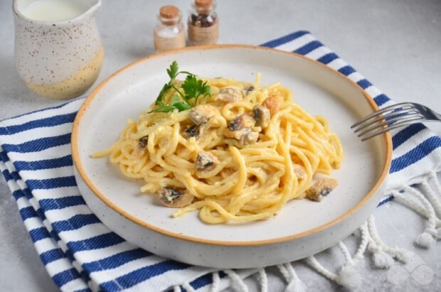 Спагеті в соусі з грибами і сиром – простий і смачний рецепт з фото (покроково)