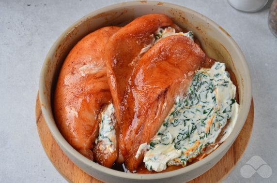 Фаршированное куриное филе со шпинатом и сыром – фото приготовления рецепта, шаг 4
