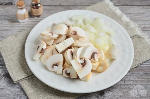 Курица с грибами в сметанном соусе – фото приготовления рецепта, шаг 2