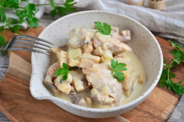Курка з грибами в сметанному соусі – простий і смачний рецепт з фото (покроково)