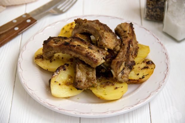Свинячі реберця з картоплею в духовці у фользі – простий і смачний рецепт з фото (покроково)