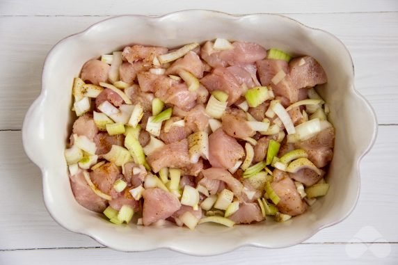 Картофельная запеканка с курицей и сливками – фото приготовления рецепта, шаг 1