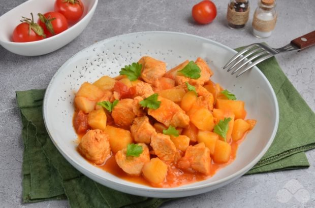 Курка з картоплею в томатному соусі – простий і смачний рецепт з фото (покроково)