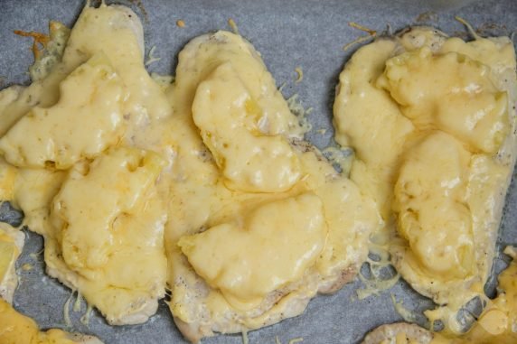 Отбивные из индейки с ананасами и сыром в духовке – фото приготовления рецепта, шаг 7