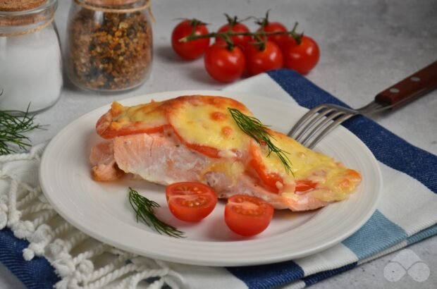 Сьомга з помідорами і сиром в духовці – простий і смачний рецепт з фото (покроково)