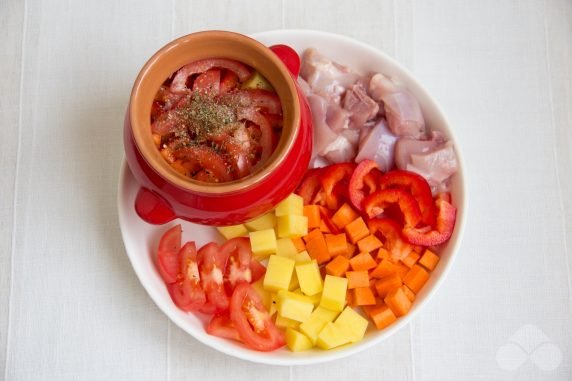Картошка с курицей и овощами в горшочках – фото приготовления рецепта, шаг 1