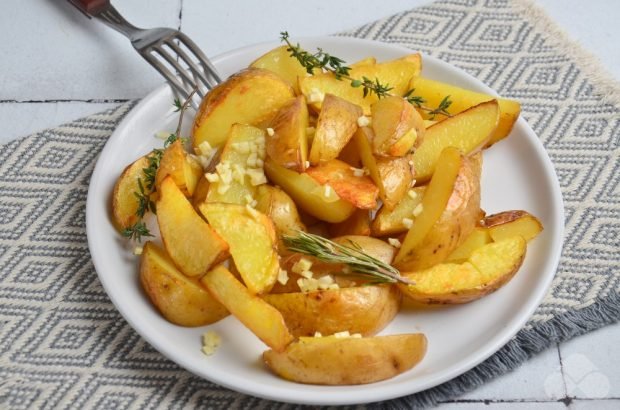 Картопля по-селянськи в мультиварці – простий і смачний рецепт з фото (покроково)