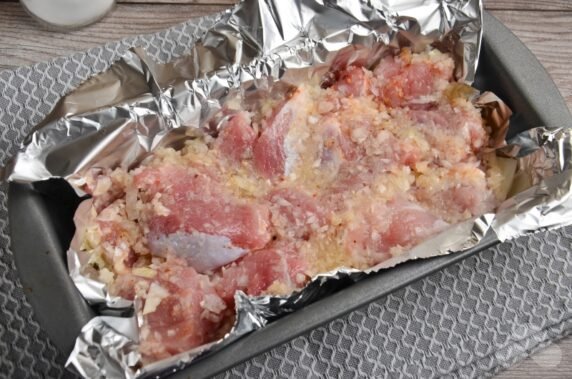 Свинина на луковой подушке в духовке – фото приготовления рецепта, шаг 4