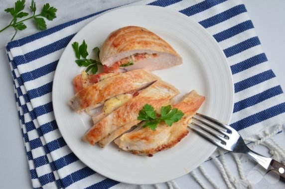 Фаршированное куриное филе с помидорами и моцареллой – фото приготовления рецепта, шаг 7