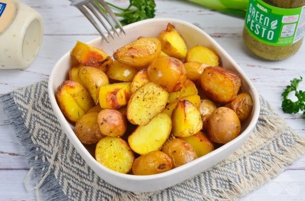 Запечена молода картопля по-селянськи – простий і смачний рецепт з фото (покроково)