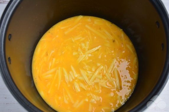 Сырный омлет в мультиварке – фото приготовления рецепта, шаг 4