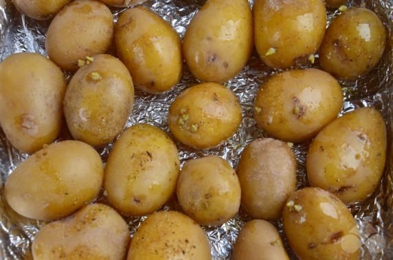 Молодой картофель по-деревенски – фото приготовления рецепта, шаг 4