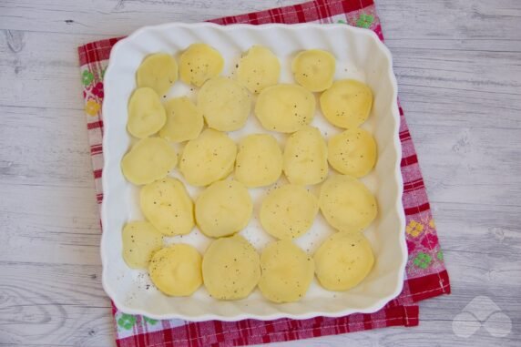 Треска с картошкой и сыром в духовке – фото приготовления рецепта, шаг 4