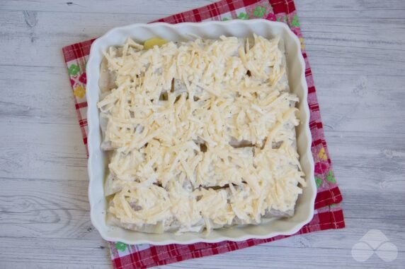 Треска с картошкой и сыром в духовке – фото приготовления рецепта, шаг 6