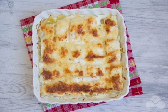 Треска с картошкой и сыром в духовке – фото приготовления рецепта, шаг 7