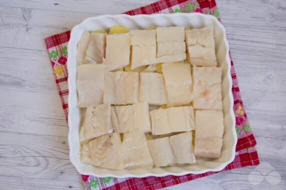 Треска с картошкой и сыром в духовке – фото приготовления рецепта, шаг 5