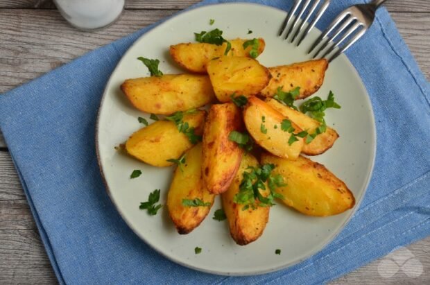 Картопля по-селянськи в духовці – простий і смачний рецепт з фото (покроково)