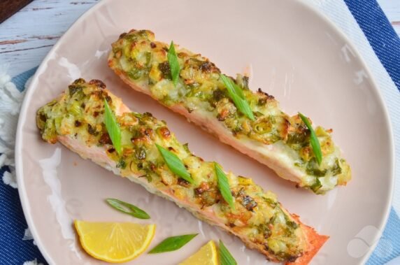 Филе лосося с майонезом, чесноком и зеленью в духовке – фото приготовления рецепта, шаг 6